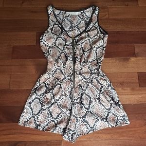 🐍snake skin Romper with pockets!